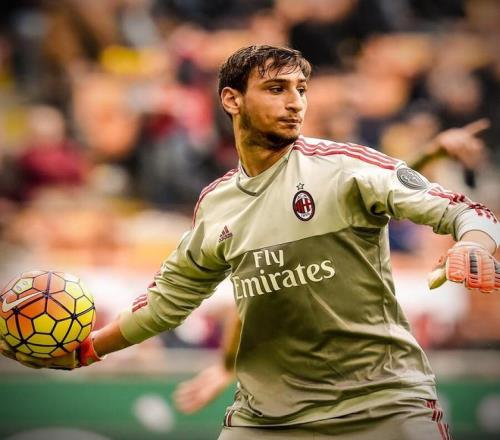 玻利维亚杯发生大规模斗殴，17人被罚下，警方被迫使用催泪瓦斯