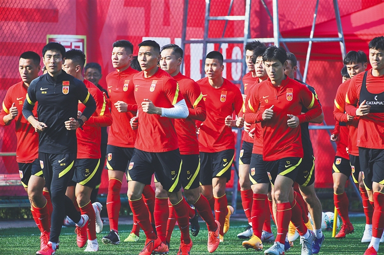 皇马右后卫告急！哈维·阿隆索面临五大选择，巴尔韦德成最佳替身