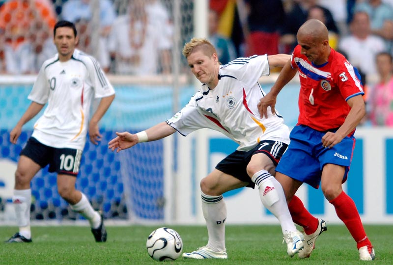 太阳报：里奇的主持人女友亮相米兰德比，透视装造型引发热议