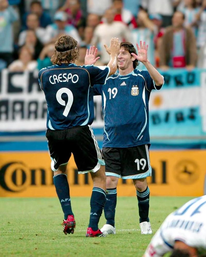 港队主场战新加坡，新加坡球员伤退时担架工作人员忍不住庆祝