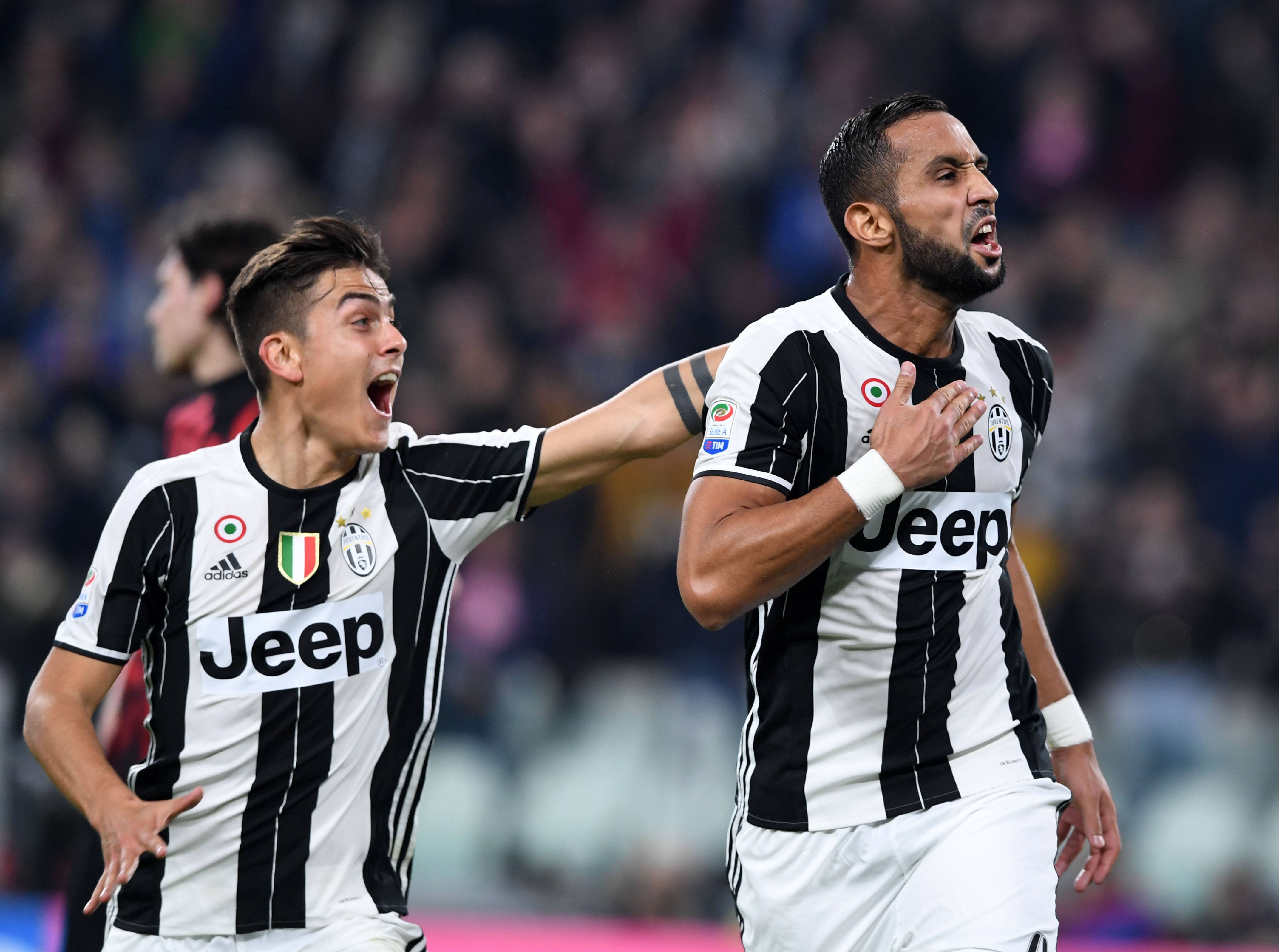 长春亚泰队启程出征青岛时，球迷用歌声为将士们送行