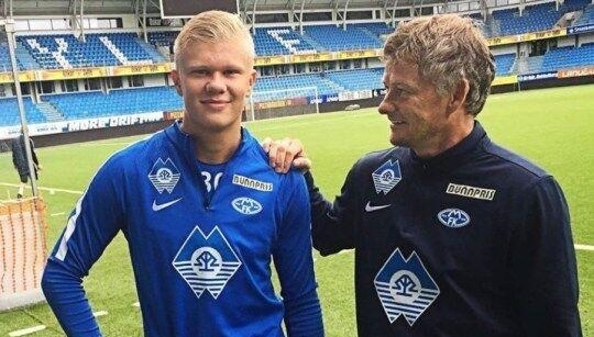 伤愈回归，三笘薰重返球场进行单独训练